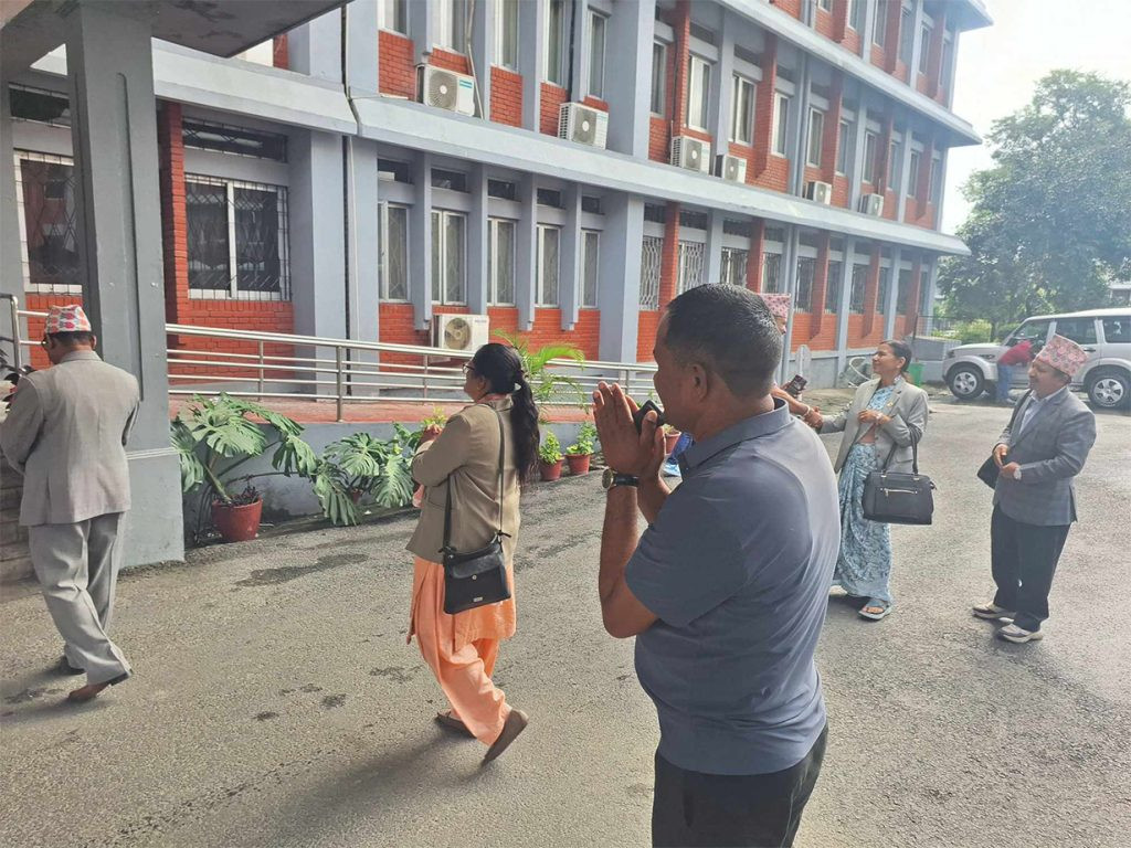 शिक्षा ऐन जारी गर्न सहमति भएको आज अन्तिम दिन, संसदीय समितिको ढोकामा शिक्षक नेताहरूको लर्को