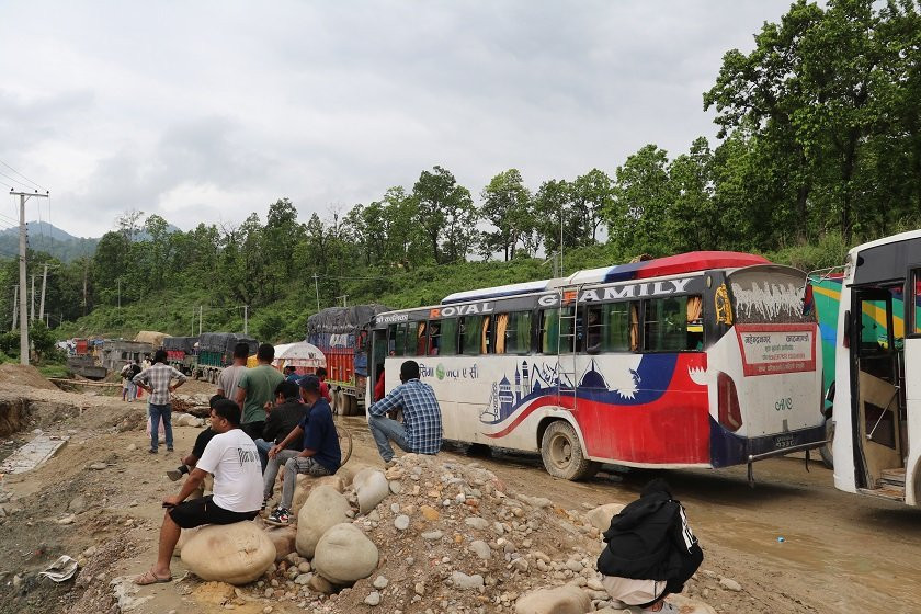 बुटवल–नारायणगढ सडक पूर्ण रूपमा अवरुद्ध