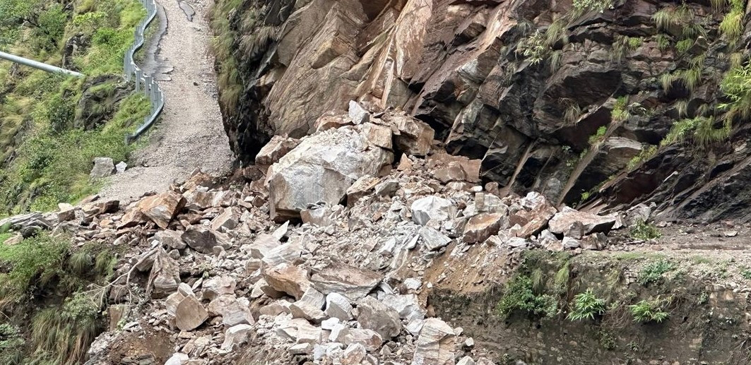 अविरल वर्षाका कारण कर्णाली राजमार्ग अवरुद्ध