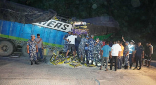 दुई  ट्रक एक आपसमा ठोकिँदा स्टेरिङमा च्यापिएका चालकको ३ घण्टापछि उद्धार