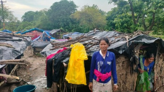 बाढीको जोखिमले राजमार्ग छेउ बस्न बाध्य वनहराका भूमिहीन परिवार