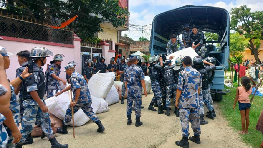 गोदाममा छापा मारेर साढे १८ लाखको लत्ताकपडा बरामद