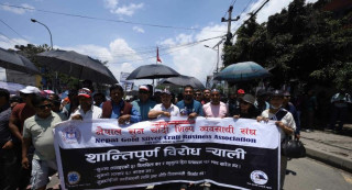 सुनमा लगाइएको विलासिता कर खारेजीको माग गर्दै  सुनचाँदी व्यवसायी निरन्तर आन्दोलनमा