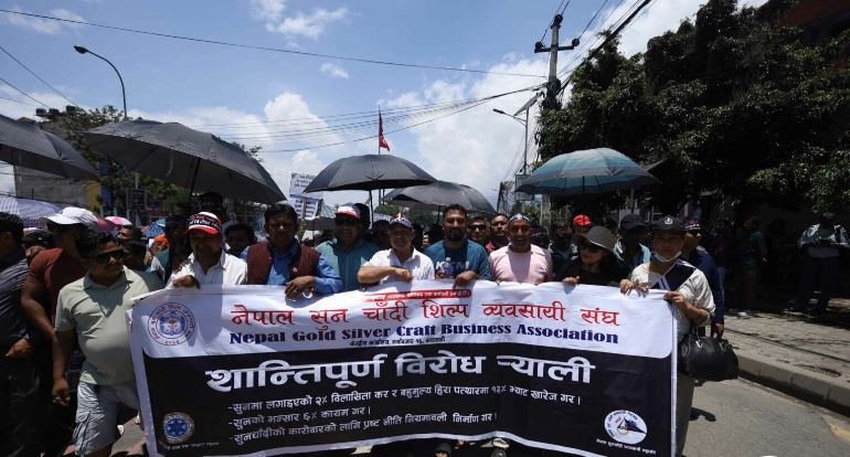 सुनमा लगाइएको विलासिता कर खारेजीको माग गर्दै  सुनचाँदी व्यवसायी निरन्तर आन्दोलनमा