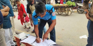 ट्राफिक सईले बर्दीमै रविको पक्षमा हस्ताक्षर गरेपछि  हेडक्वाटर झिकाइयो