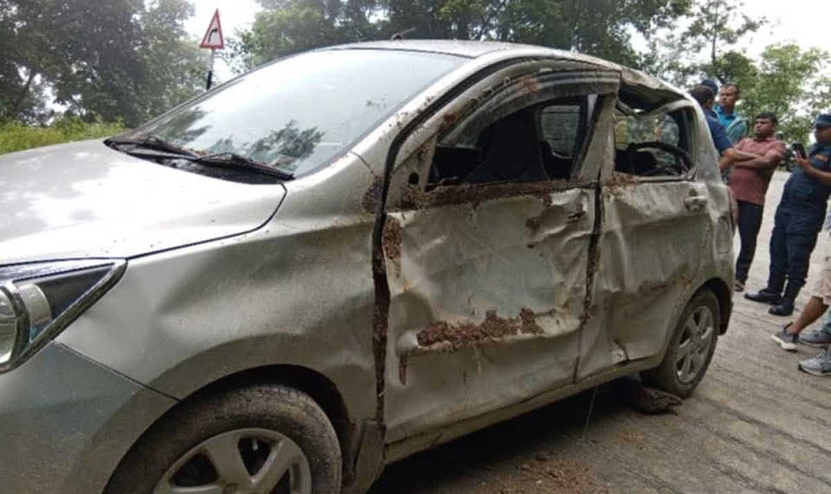 दुप्चेश्वर मन्दिरतर्फ जाँदै गरेको कारमा पहिरो खस्यो
