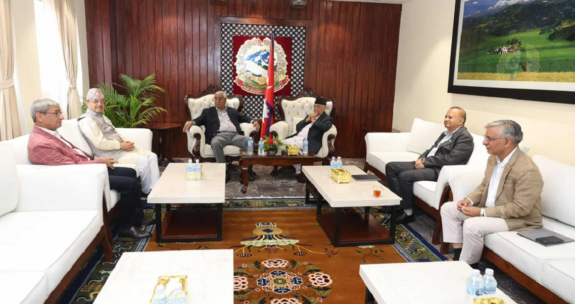 बालुवाटारमा प्रधानमन्त्री ओली र कांग्रेस सभापति देउवाबीच छलफल जारी