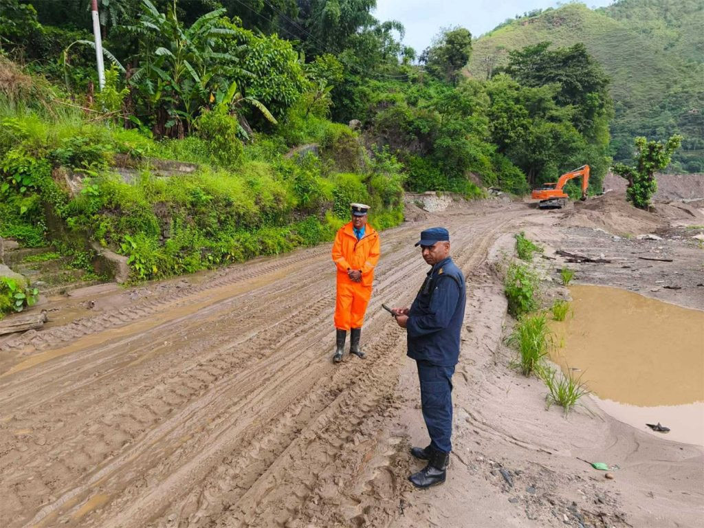 खहरे खोलाको लेदोको कारण अवरुद्ध बीपी राजमार्ग,  दुईतर्फी  सञ्चालनमा