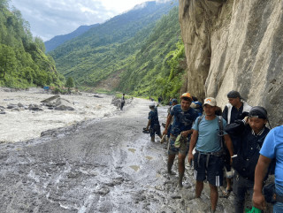रसुवा बाढीमा विस्थापित भएका ४८५ जनालाई सुरक्षित गन्तव्यतर्फ  पठाउदै
