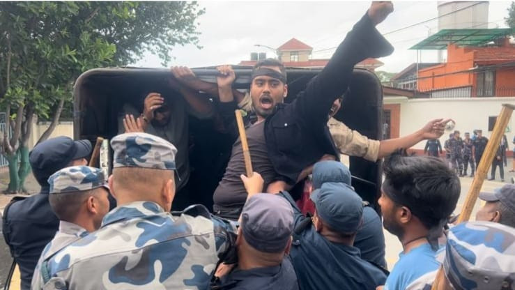 बालुवाटारमा प्रदर्शन गरेपछि प्रहरीको हस्तक्षेप,  नेविसंघका नेताहरू पक्राउ