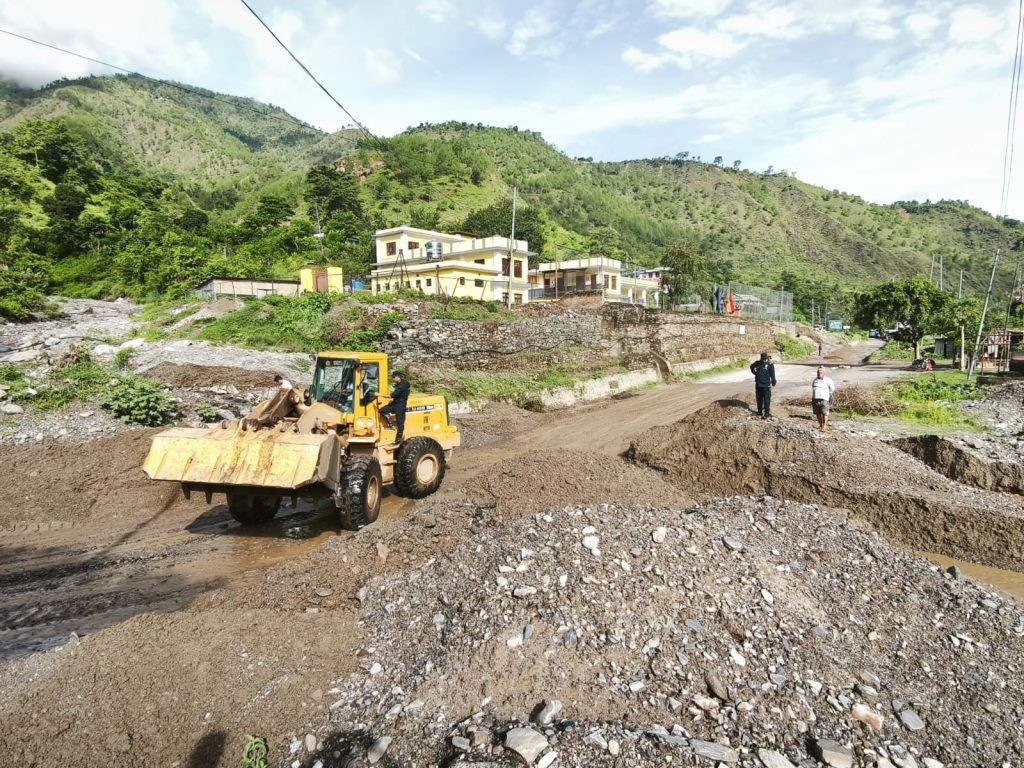 पहिरोले अवरुद्ध  बिपी राजमार्ग पुन: सञ्चालन