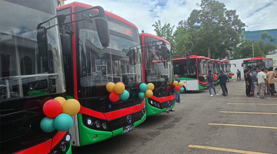 चक्रपथमा गुड्न थाले महानगर यातायातका १२ बिजुली बस