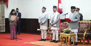 नवनियुक्त सामान्य प्रशासन मन्त्री न्यौपानेले लिइन् शपथ