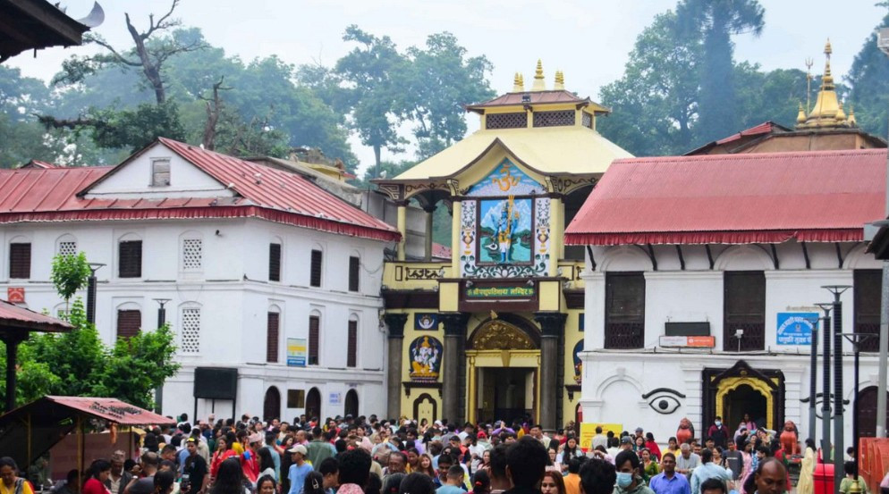 आज साउनको पहिलो दिन, बिहानैदेखि पशुपतिमा भक्तजनको भीड