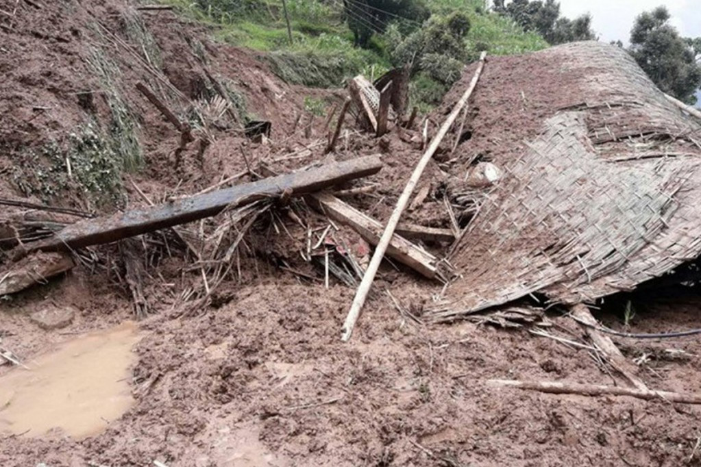 पर्वतमा मध्यराति पहिरोले घर पुरिँदा दम्पती बेपत्ता