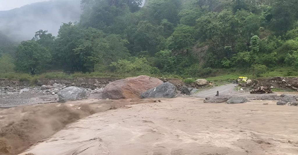 मेची राजमार्ग अवरुद्ध,  ताप्लेजुङ र पाँचथरका तीन पालिकामा यातायात ठप्प