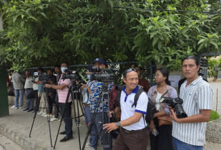 सञ्चारकर्मीलाई एमालेले सडकमै रोक्यो