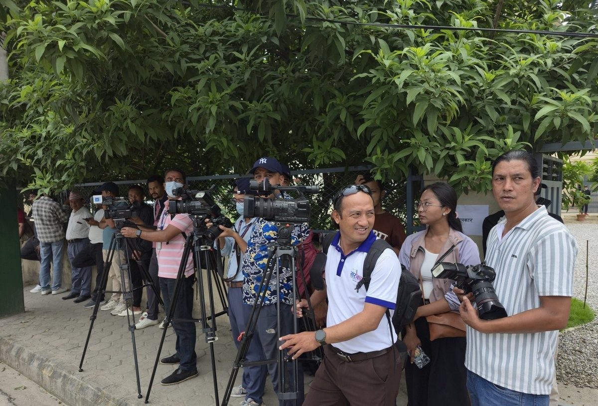 सञ्चारकर्मीलाई एमालेले सडकमै रोक्यो