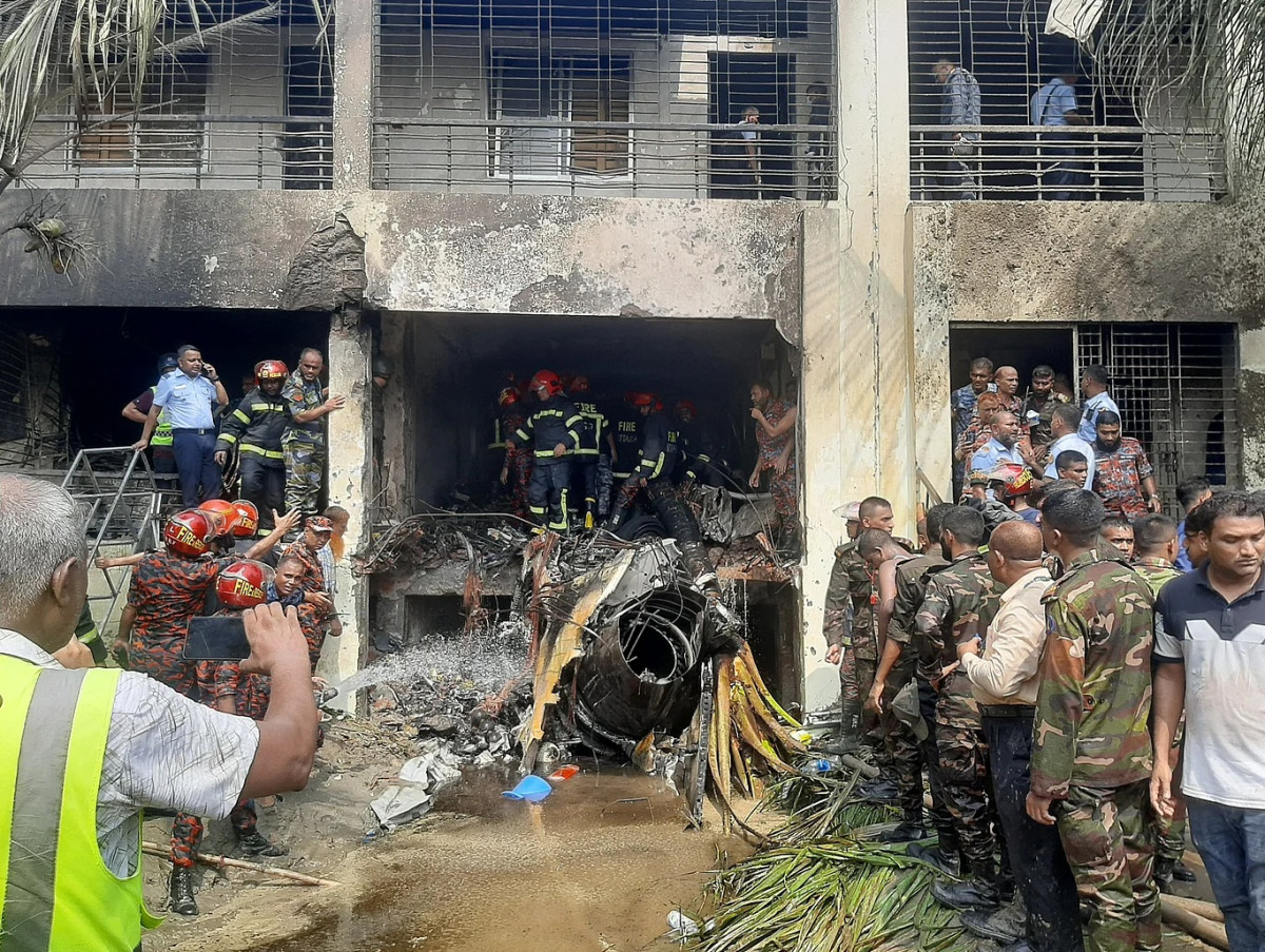 ढाकाको विद्यालय भवनमा विमान खस्यो,  एक जनाको मृत्यु, २० जना  अस्पताल भर्ना