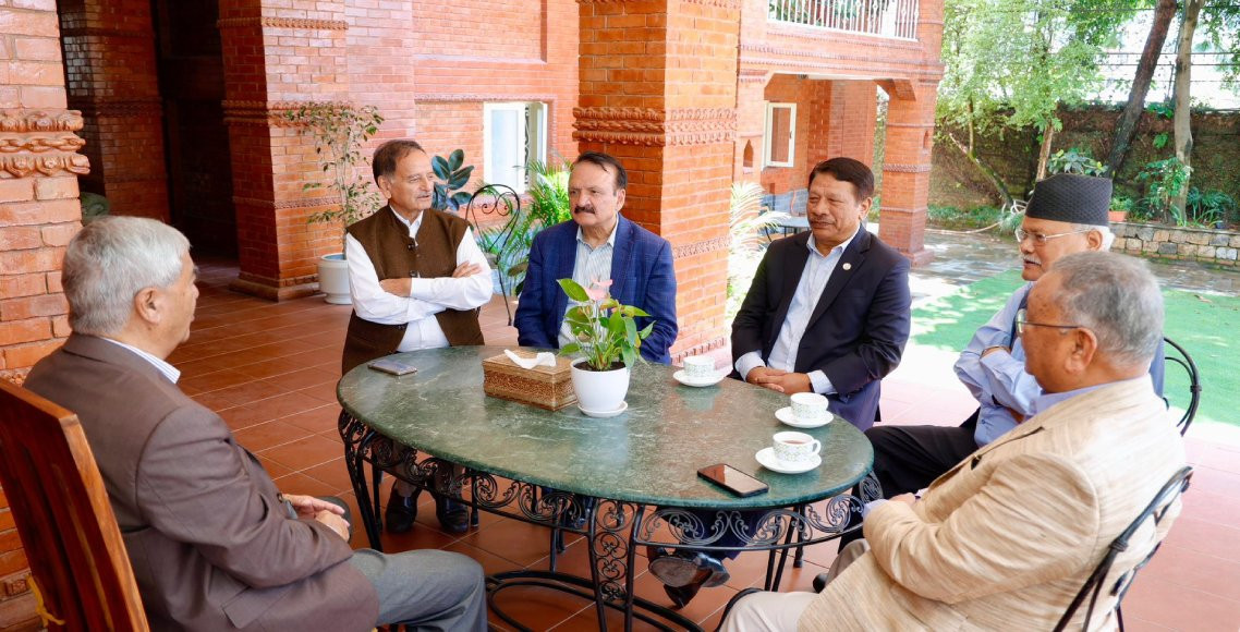 चाक्सीबारीको छलफलबारे जानकारी गराउन कांग्रेसका पूर्वपदाधिकारीहरू  देउवा निवासमा