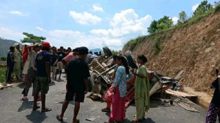 सल्यानमा फोर्स गाडी दुर्घटना हुँदा चालक सहित १३ जना घाइते