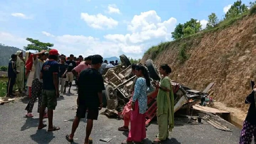 सल्यानमा फोर्स गाडी दुर्घटना हुँदा चालक सहित १३ जना घाइते