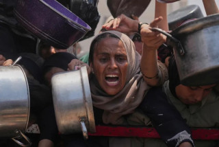 गाजामा नुन खाएर भोक मेटाउँदै बालबालिका, १२४ को मृत्यु