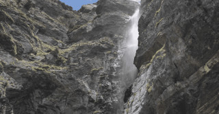 पर्यटकीय सम्भावना बोकेको मुस्ताङको ‘लुम्बुक झरना’