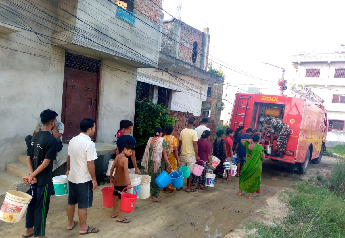 नेपाली सेनाद्वारा वीरगञ्जमा पानी वितरण