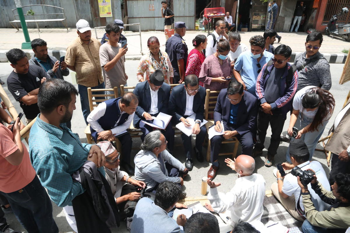 आमरण अनसन बसेका मेयरसँग छलफल गर्न माइतीघरमै पुग्यो सरकारी टोली