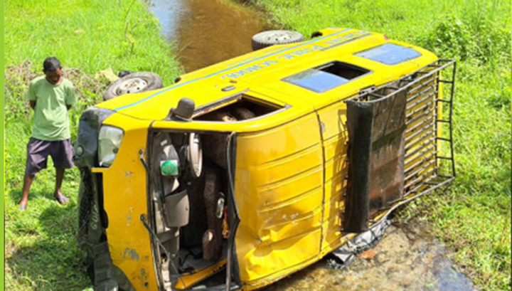 झापामा विद्यालय भ्यान दुर्घटना हुँदा २१ जना घाइते