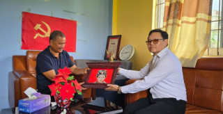 सुदन किराँतीले विप्लवलाई दिए दिलबहादुर रम्तेलको तस्बिर