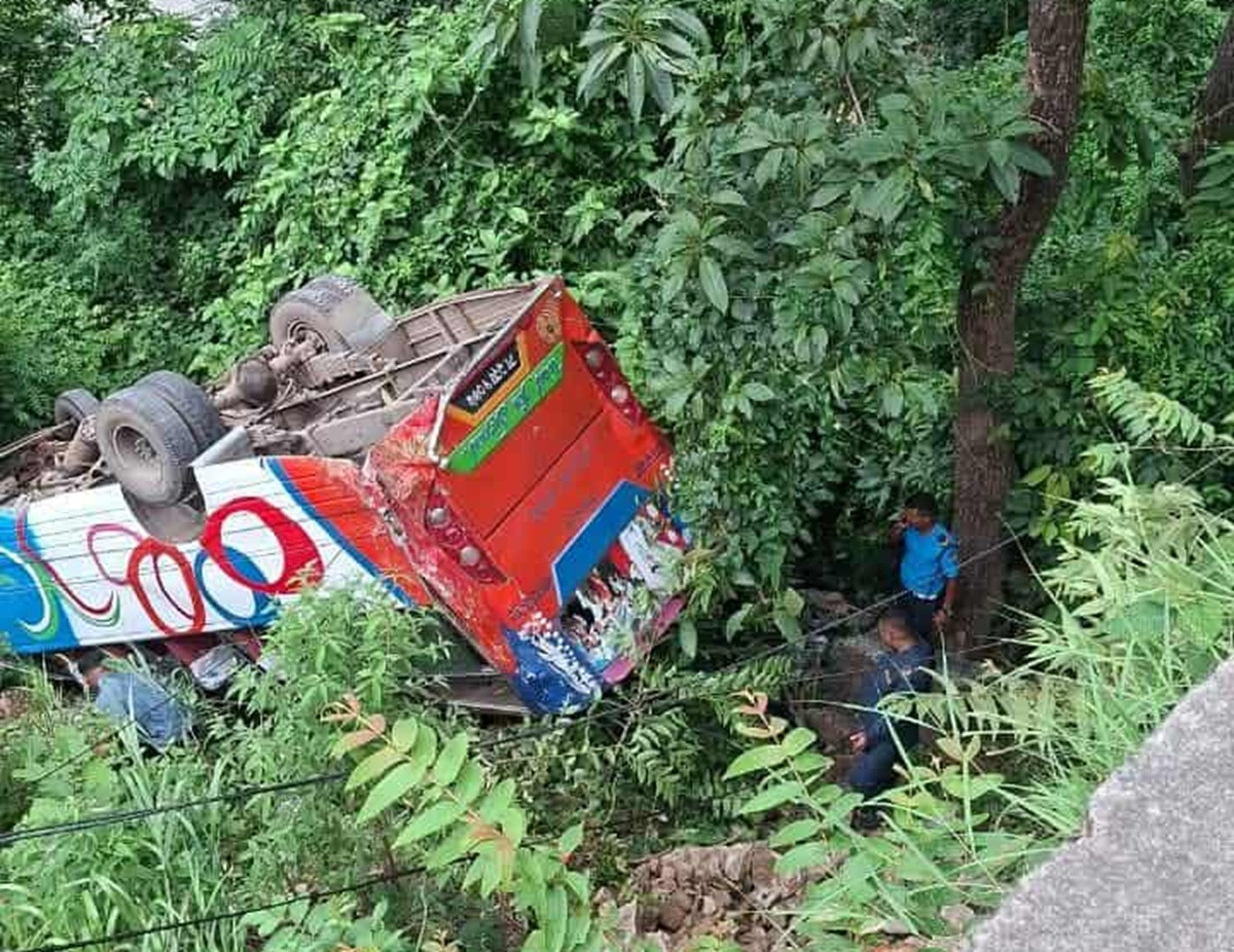 गोरखा गइरहेको यात्रुबाहक बस  आँबुखैरेनी नजिकै दुर्घटना