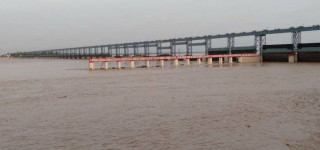 सप्तकोशीमा खतराको संकेत रातो बत्ती बल्यो, २६ वटा ढोका खुला