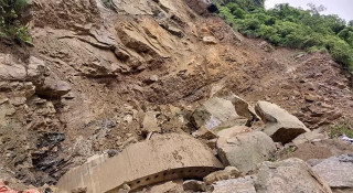 सिद्धबाबानजिकै ठूलो पहिरो, सवारीसाधन रोकियो