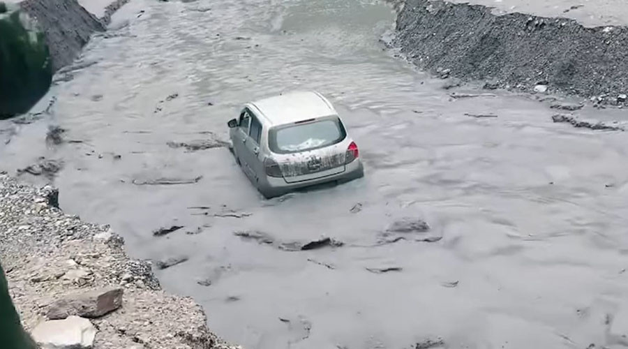 गुल्मीमा डहरे खोलाले बगायो कार