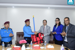 एनएमबि बैंकद्वारा प्रहरीलाई उद्दार सामग्री प्रदान