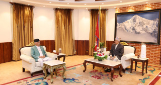 राष्ट्रपति भेट्न प्रधानमन्त्री ओली शीतल निवासमा