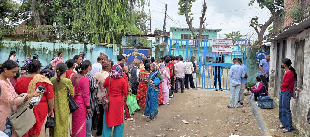 हिंसात्मक झडपपछि एक जनाको मृत्यु, कैलाली कारागारबाहिर कैदीबन्दीका आफन्तको भीड