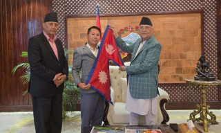 जलवायु परिवर्तनको मुद्दा बोकेर इन्डोनेसियाको हिमाल आरोहण गर्दै पाण्डे