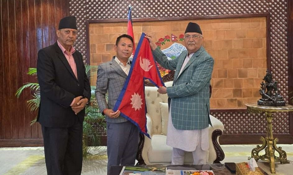 जलवायु परिवर्तनको मुद्दा बोकेर इन्डोनेसियाको हिमाल आरोहण गर्दै पाण्डे