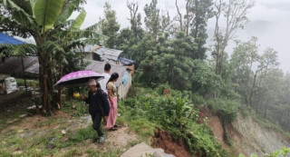 पहिरोले मोदीको कोरुङ्गा गाउँ जोखिममा