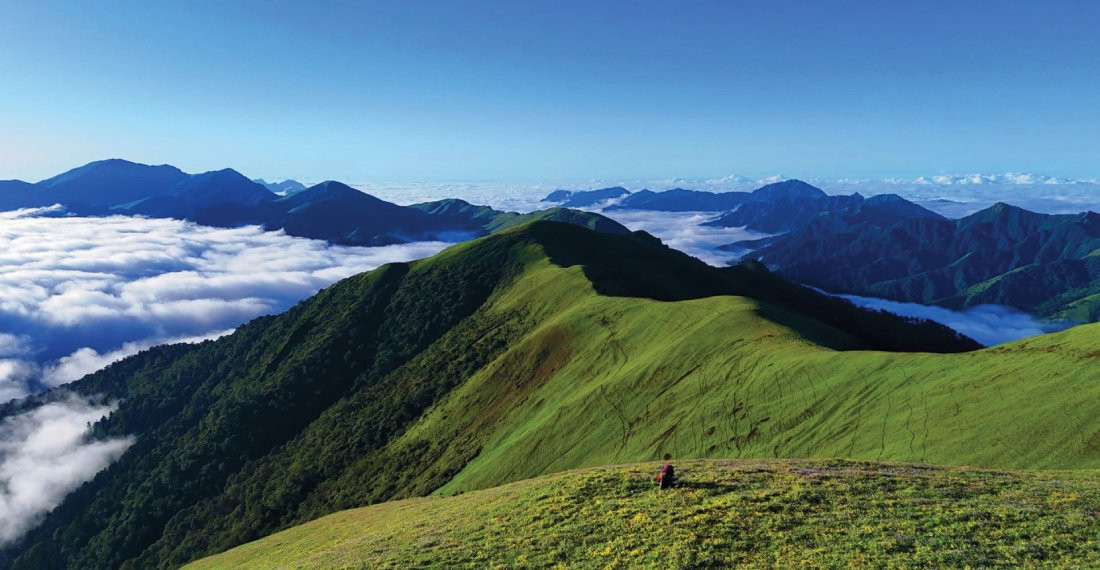 पर्यटक तान्दै चौरीखर्क