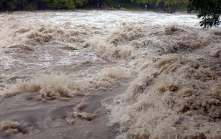 बिच्छ्या खोलाको बाढीले दुईवटा घर बगायो