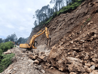 पहिरोले रिडी–तम्घास सडक अवरुद्ध