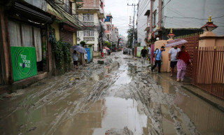 संघीय राजधानी काठमाडौंको सडक महिनौंदेखि हिलाम्मे (तस्बिरहरू)