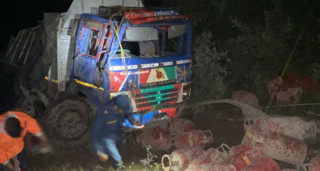 ट्रक भिरबाट खस्दा चालकको मृत्यु,  सहचालक सकुशल