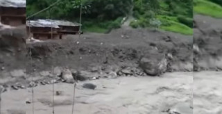 बाजुरामा बाढीले ११ घर बगायो, ७ घरमा क्षति