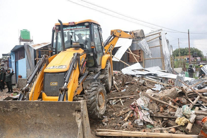 काठमाडौं महानगरले  मनोहरा सुकुम्वासी बस्तीमा चलायो डोजर