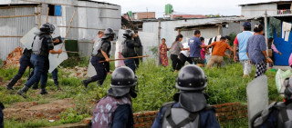 महानगरले डोजर चलाउँदा मनोहरा सुकुम्बासी बस्तीमा झडप: ३ नगर प्रहरी घाइते